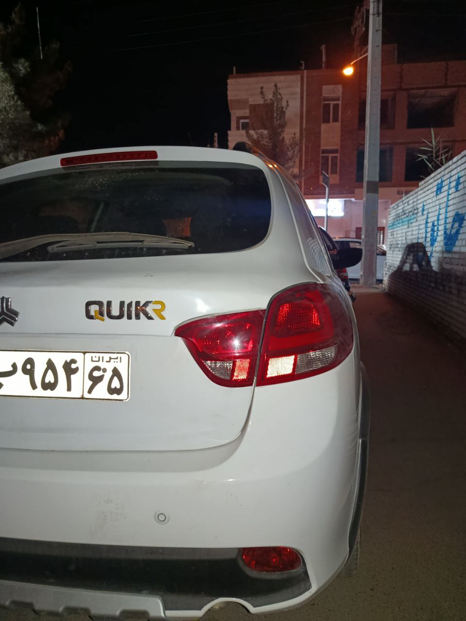 کوییک R  مدل 89 سفید نقره ای در حد اقتصادی