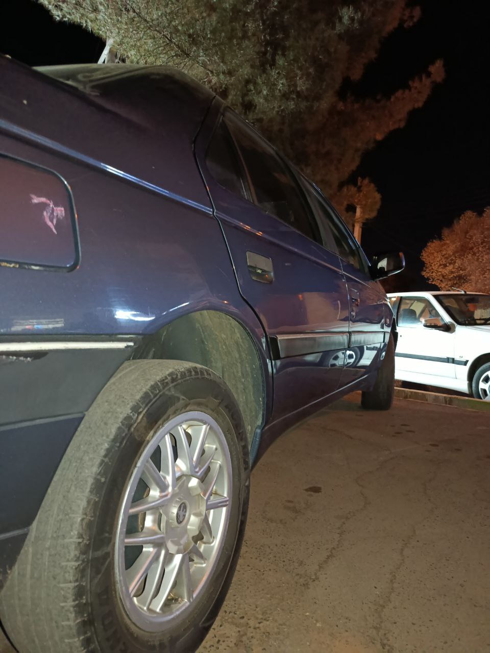 پژو 405 GLX سفارشی - نقره ای مدل 98 - رینگ سفارشی خرچنگی