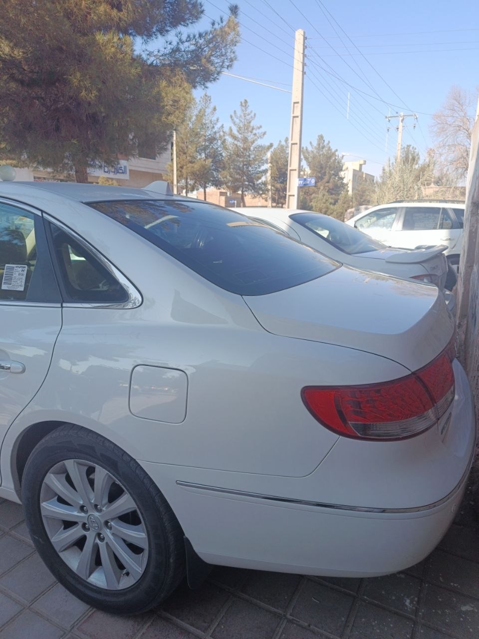 هیوندای (Hyundai) آزرا سفید 2010 کم کارکرد با نامه کارشناسی