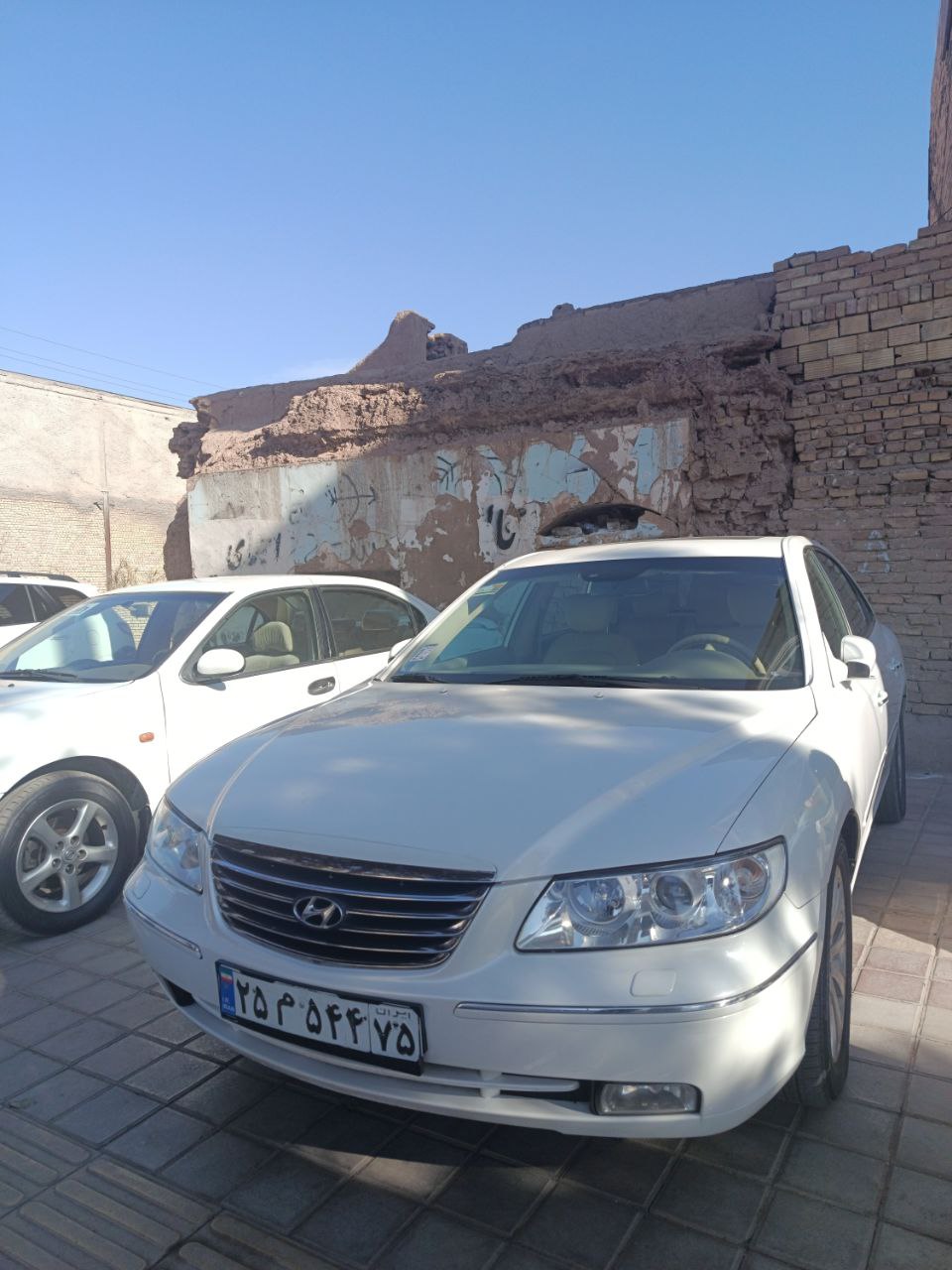 هیوندای (Hyundai) آزرا سفید 2010 کم کارکرد با نامه کارشناسی
